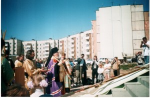освящение купольного креста совершает Епископ Гурий (Шалимов)